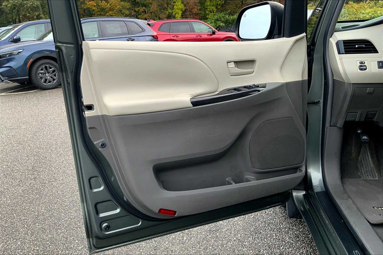 2011 Toyota Sienna LE photo 21