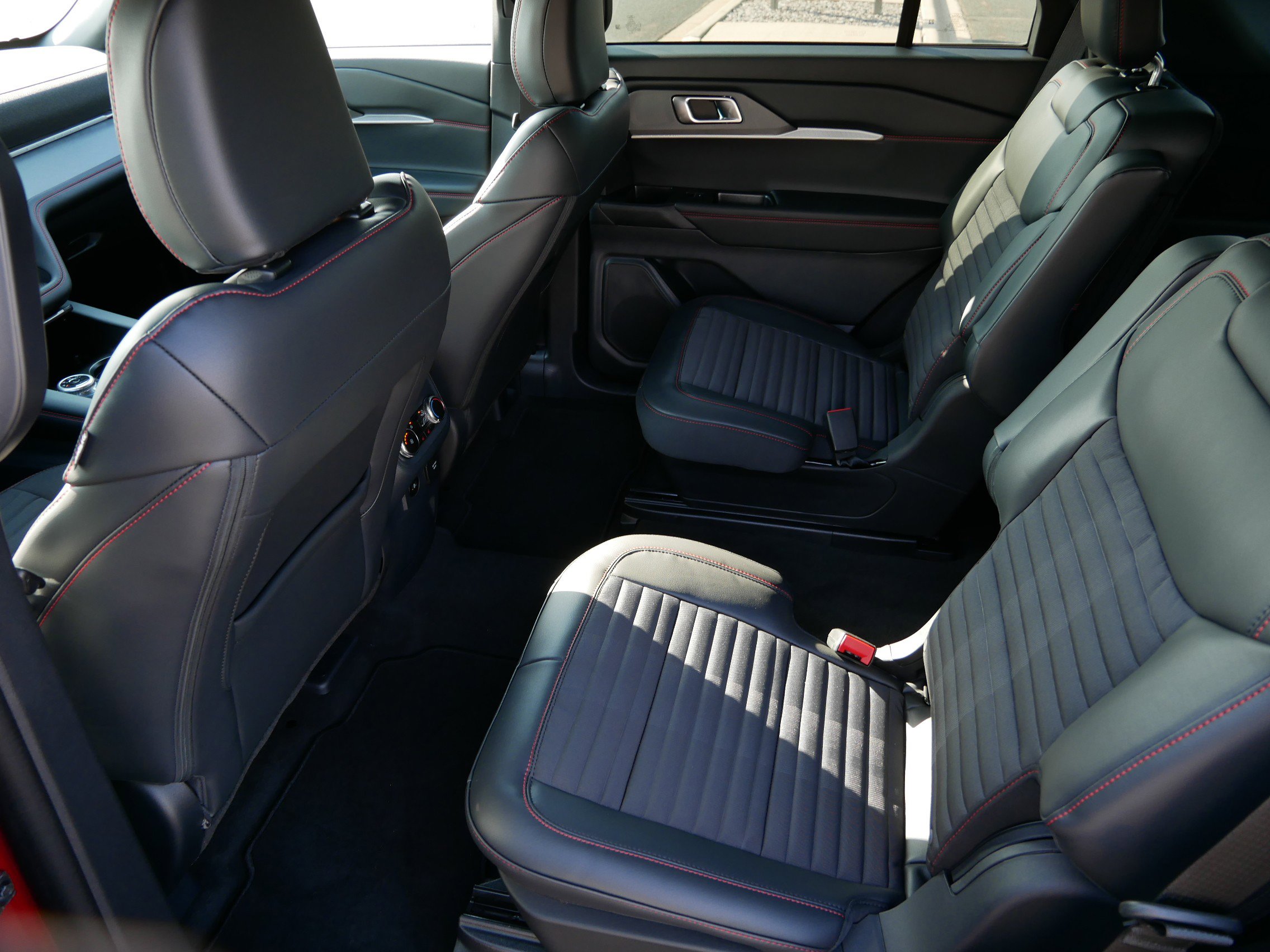 2025 Ford Explorer ST-Line photo 6