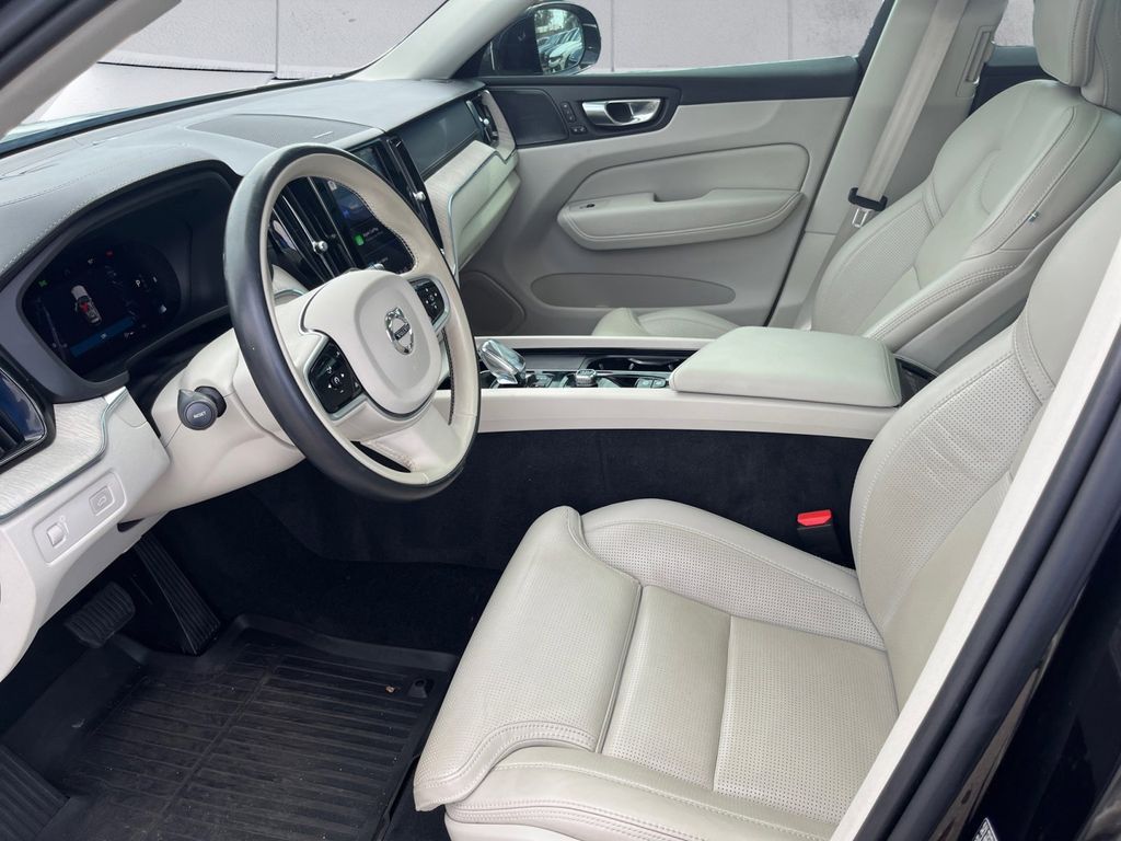 2022 Volvo XC60 B5 Inscription photo 6