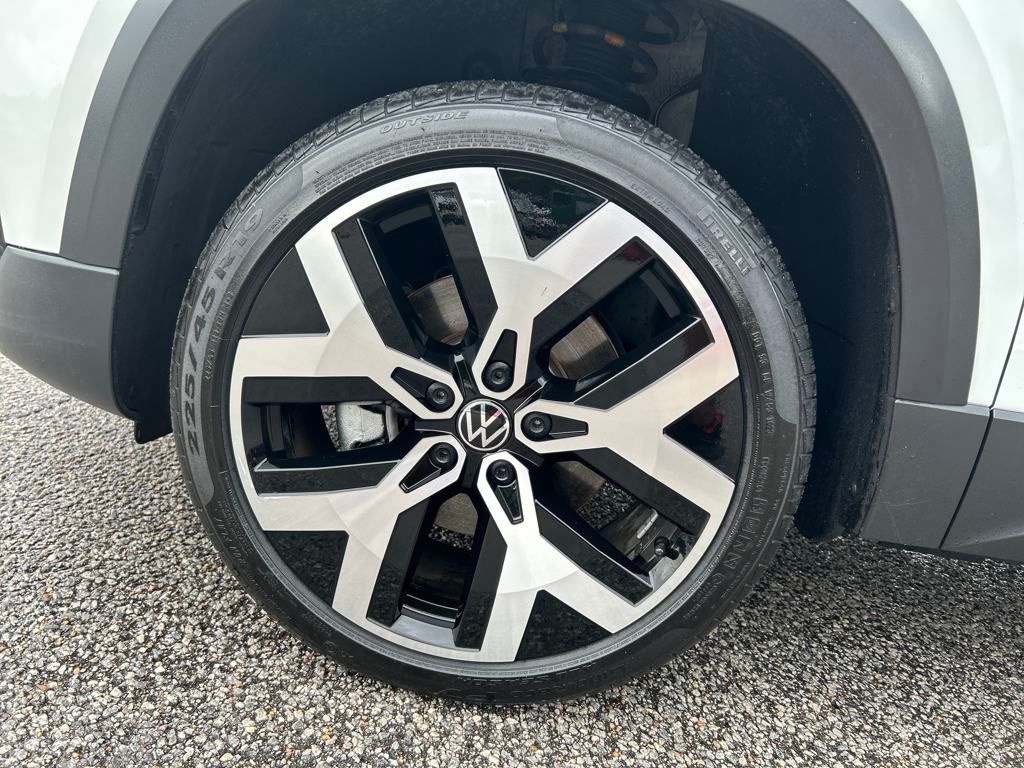 2023 Volkswagen Taos SEL photo 9