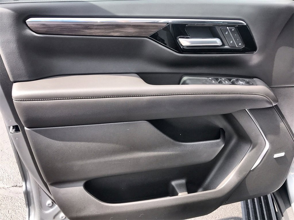 2025 Chevrolet Tahoe Premier photo 13