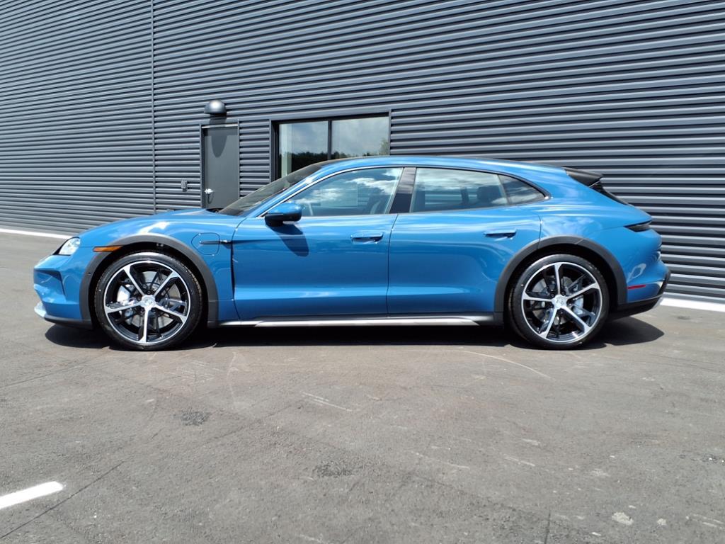 2025 Porsche Taycan 4 Cross Turismo photo 2