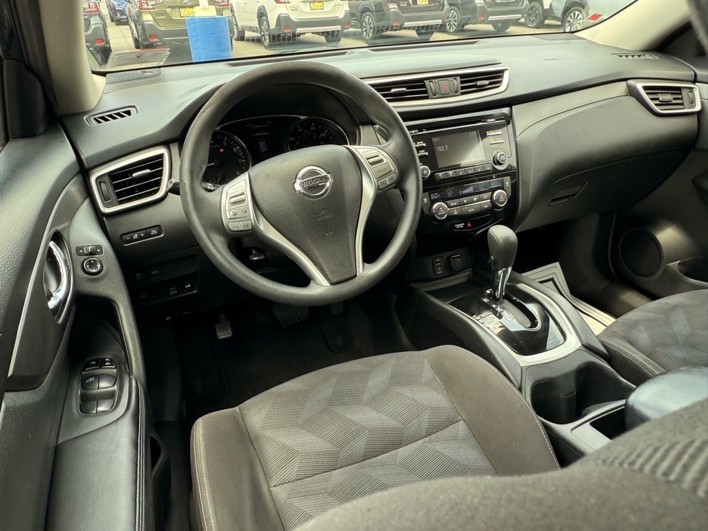 2015 Nissan Rogue SV photo 2