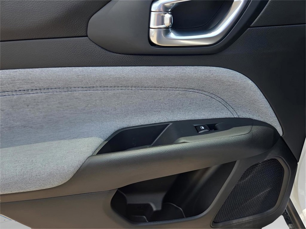 2025 Jeep Compass Latitude photo 35
