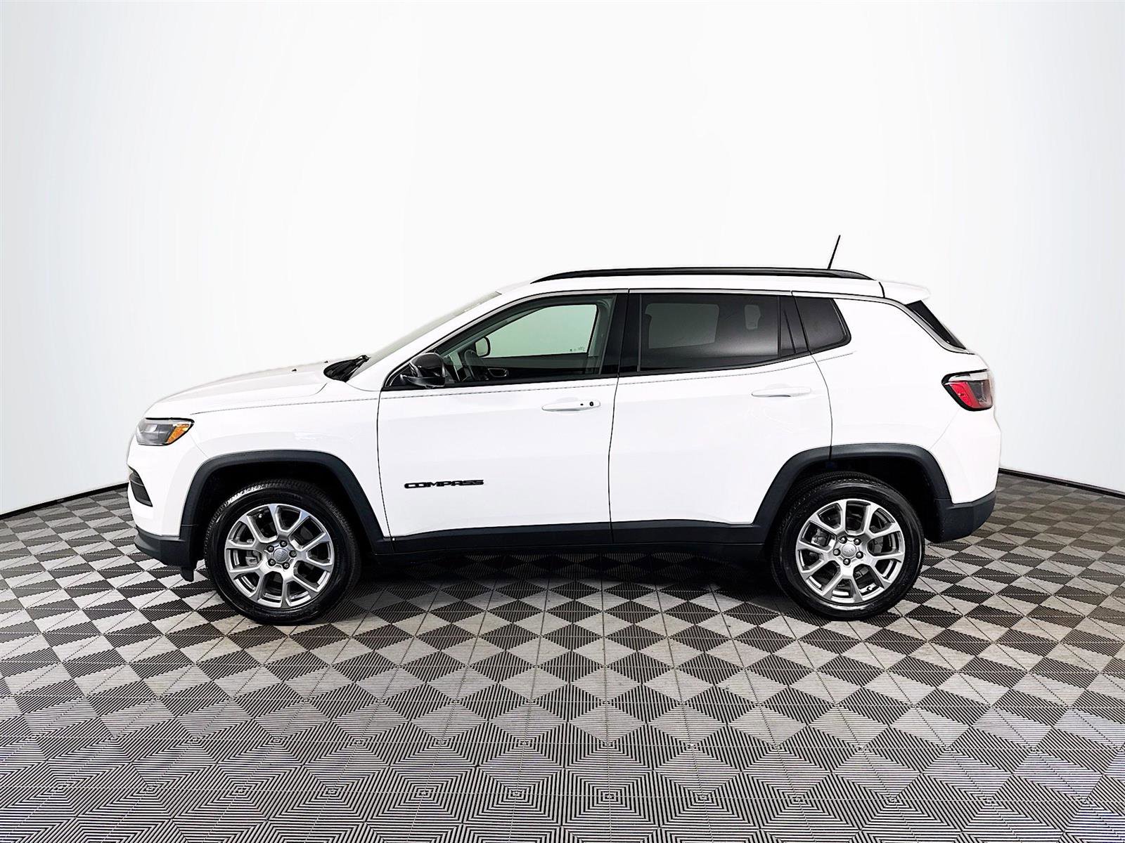 2022 Jeep Compass Latitude Lux photo 2