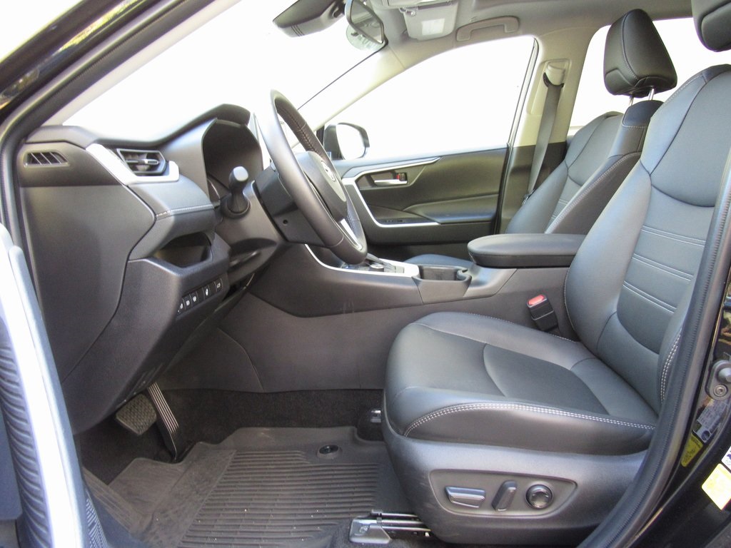 2025 Toyota RAV4 Hybrid XLE Premium photo 8
