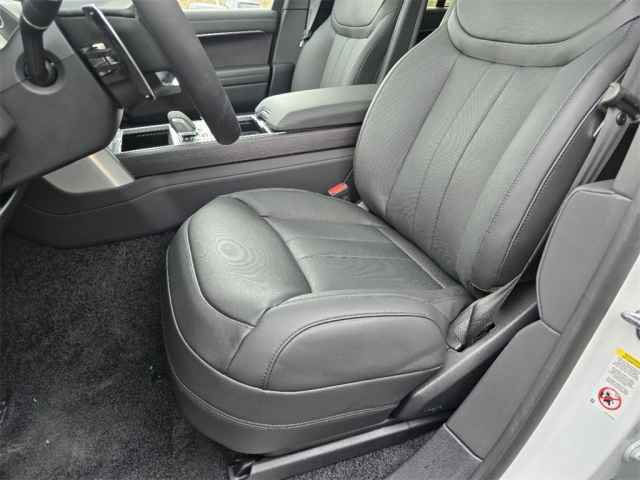 2025 Land Rover Range Rover SE photo 15