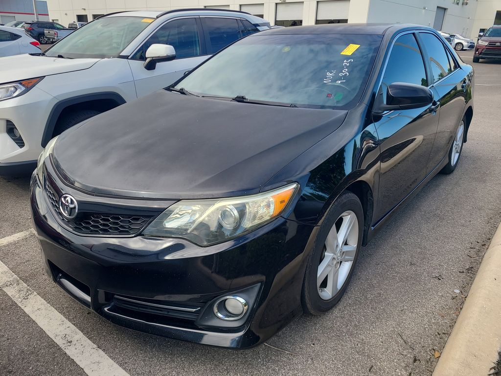 2014 Toyota Camry SE photo 2