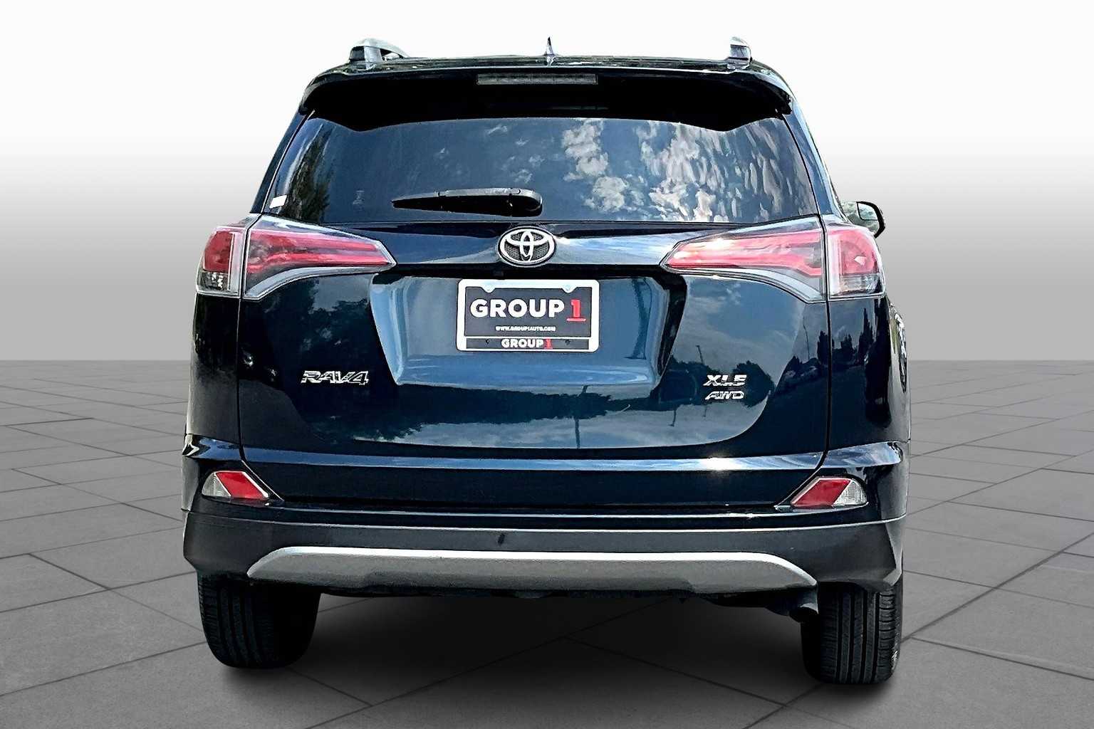 2017 Toyota RAV4 XLE photo 4