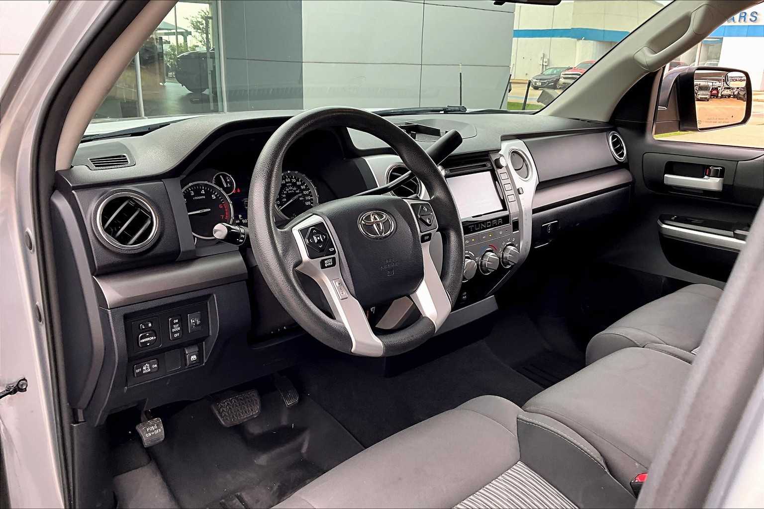 2017 Toyota Tundra SR5 photo 14