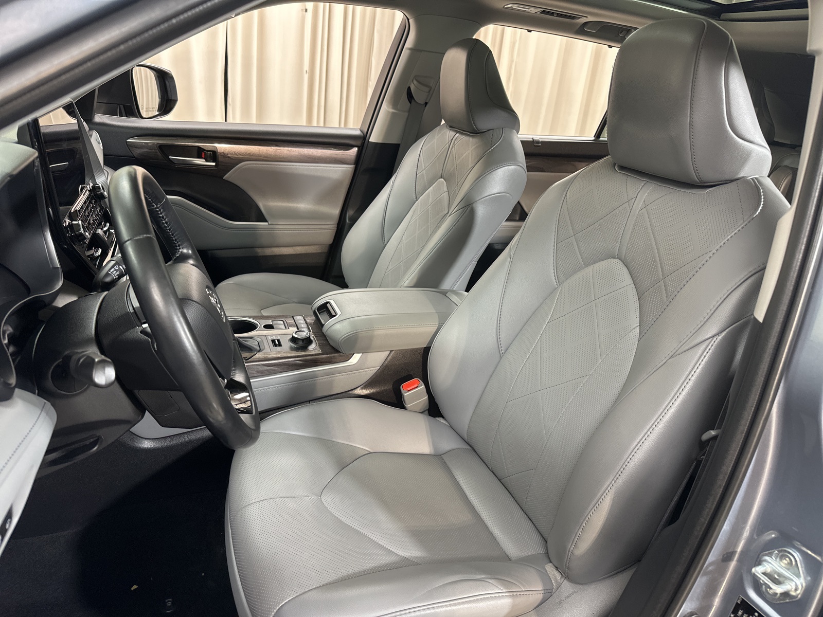 2021 Toyota Highlander Platinum photo 4