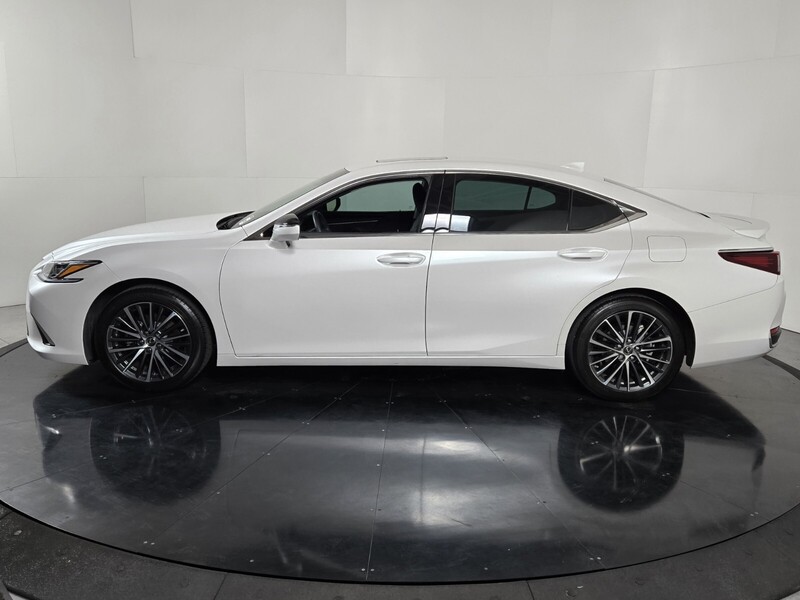 2023 Lexus ES 300h photo 2