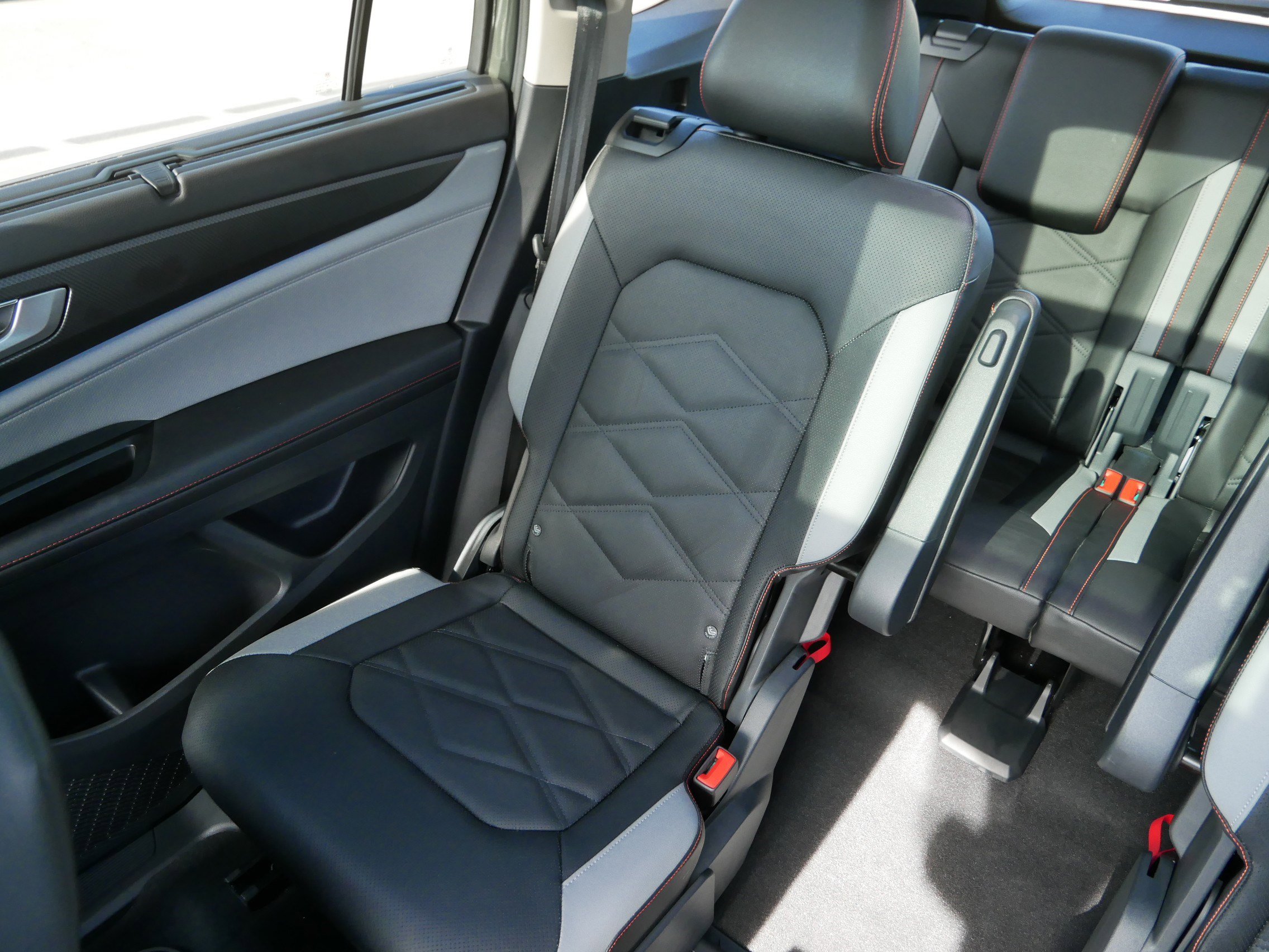 2025 Volkswagen Atlas Peak Edition photo 10