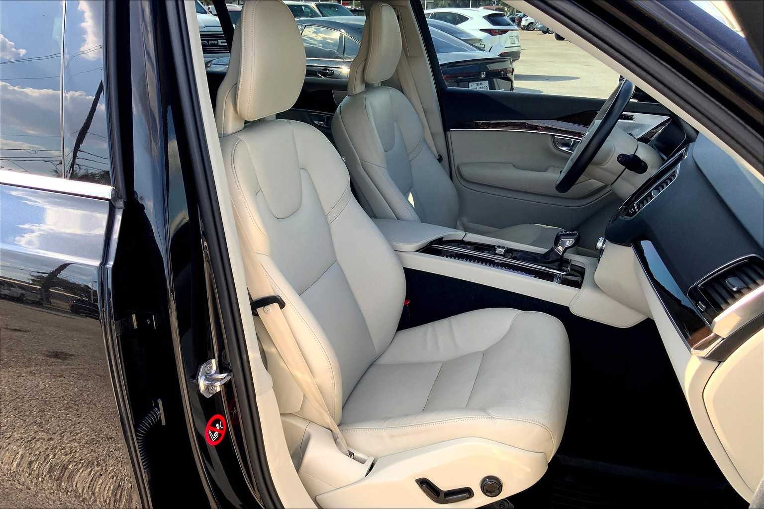 2017 Volvo XC90 Momentum photo 8