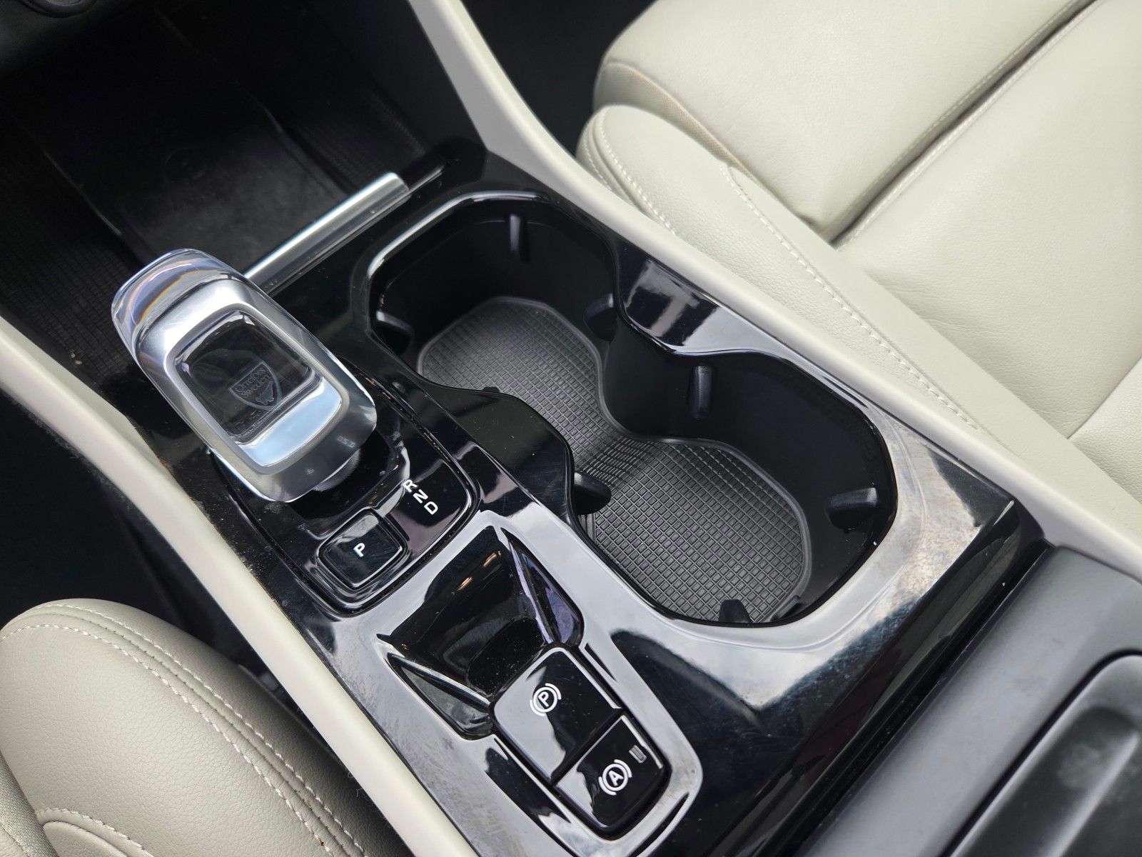 2024 Volvo XC40 AWD Plus photo 14