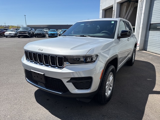 2025 Jeep Grand Cherokee Laredo photo 3