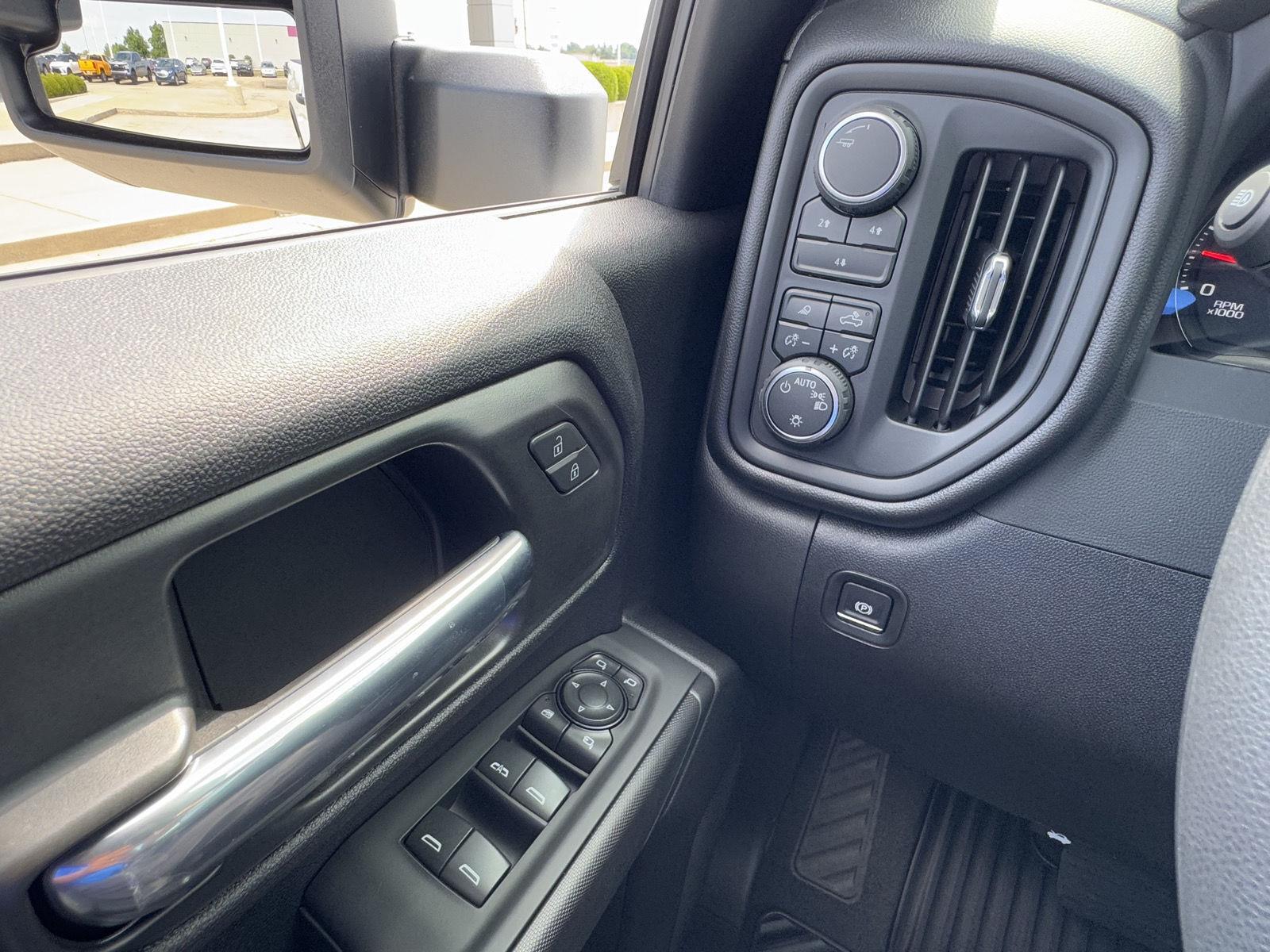 2025 Chevrolet Silverado 2500HD Custom photo 10