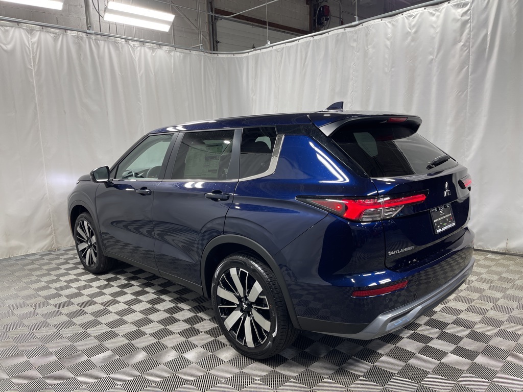 2025 Mitsubishi Outlander SE photo 4