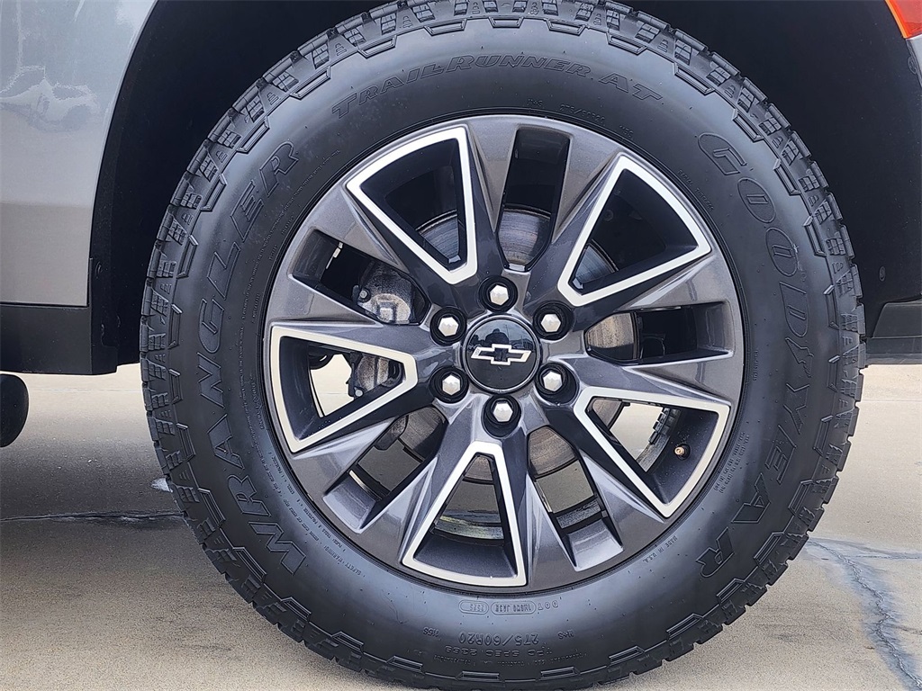 2021 Chevrolet Suburban Z71 photo 2