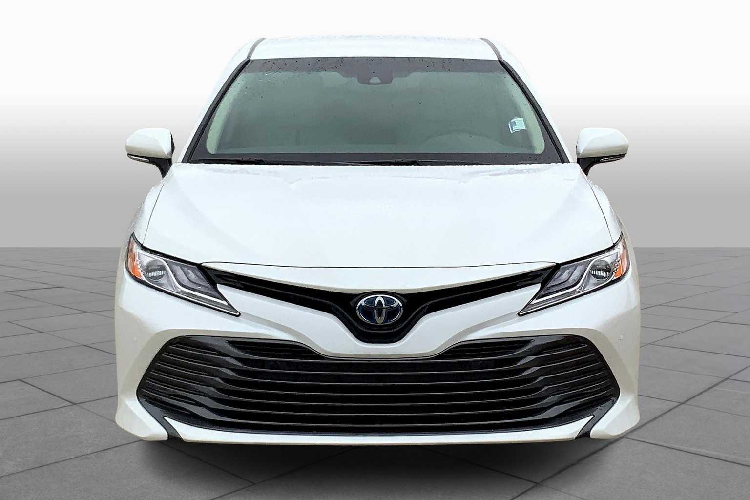 2018 Toyota Camry Hybrid XLE photo 3