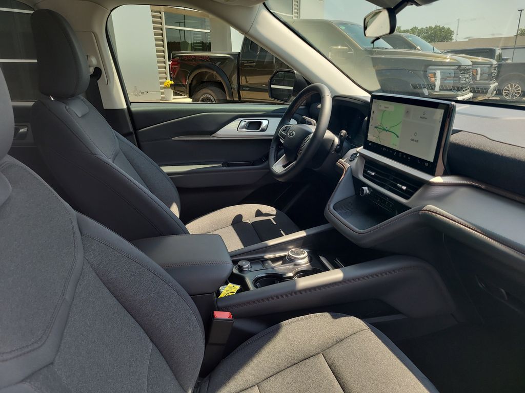 2025 Ford Explorer photo 24
