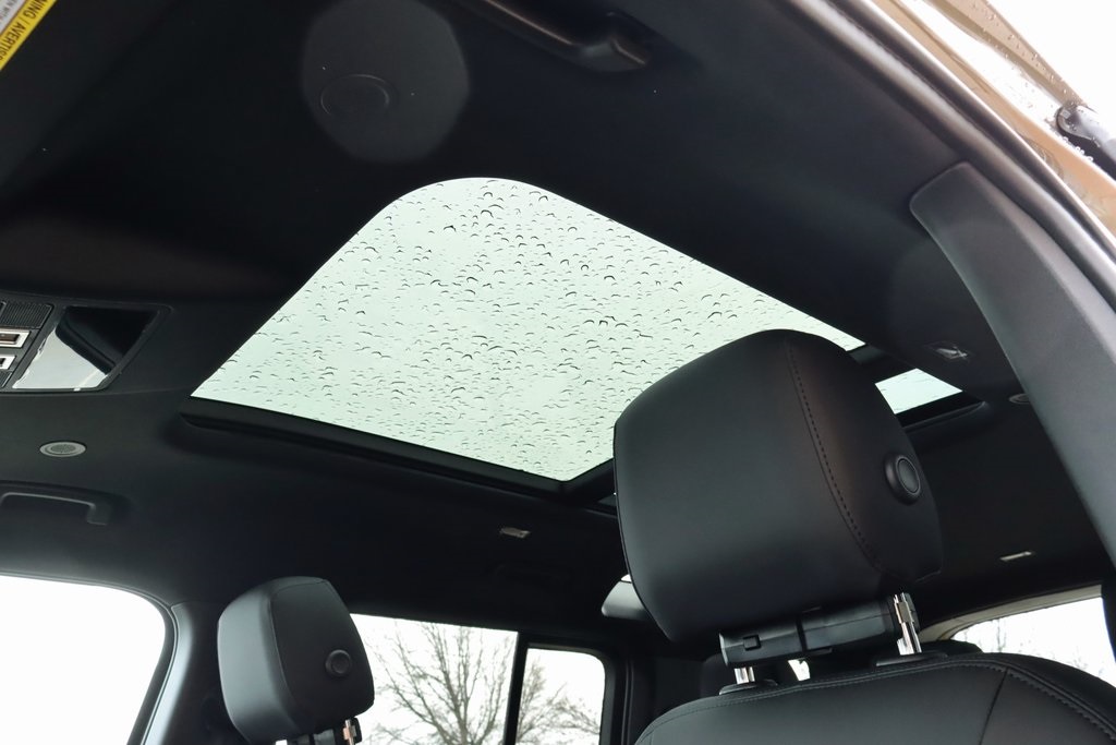 2025 LAND ROVER DEFENDER - Image 12