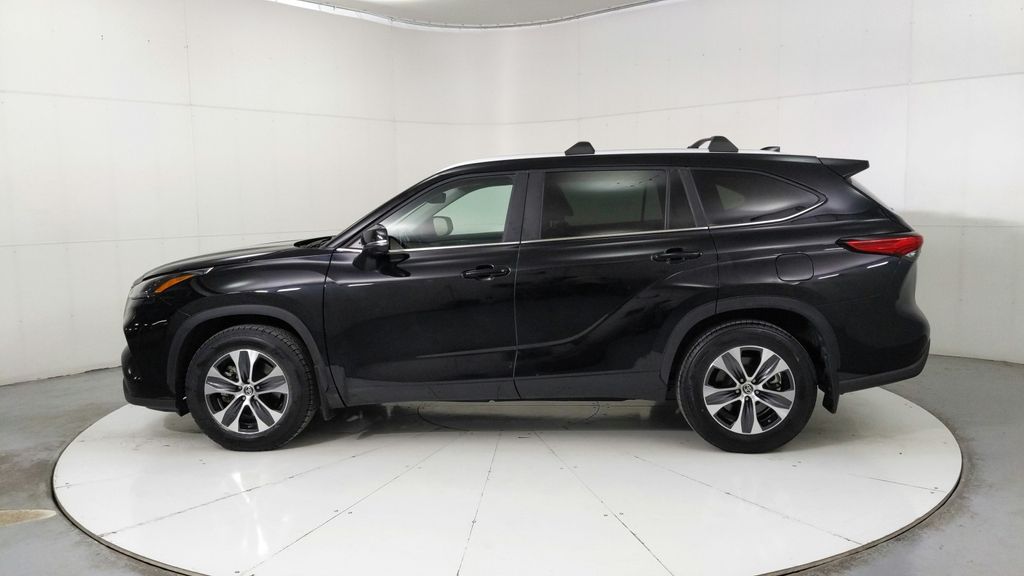 2023 Toyota Highlander L photo 2