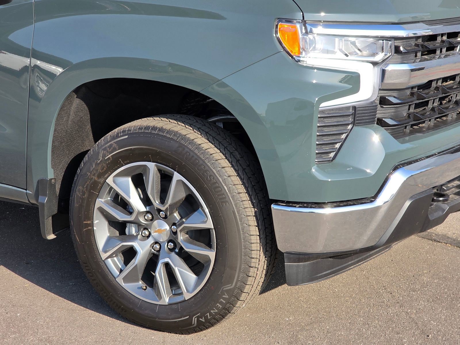2025 Chevrolet Silverado 1500 LT photo 4