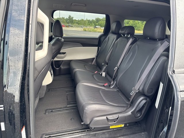 2024 Kia Carnival LX photo 8