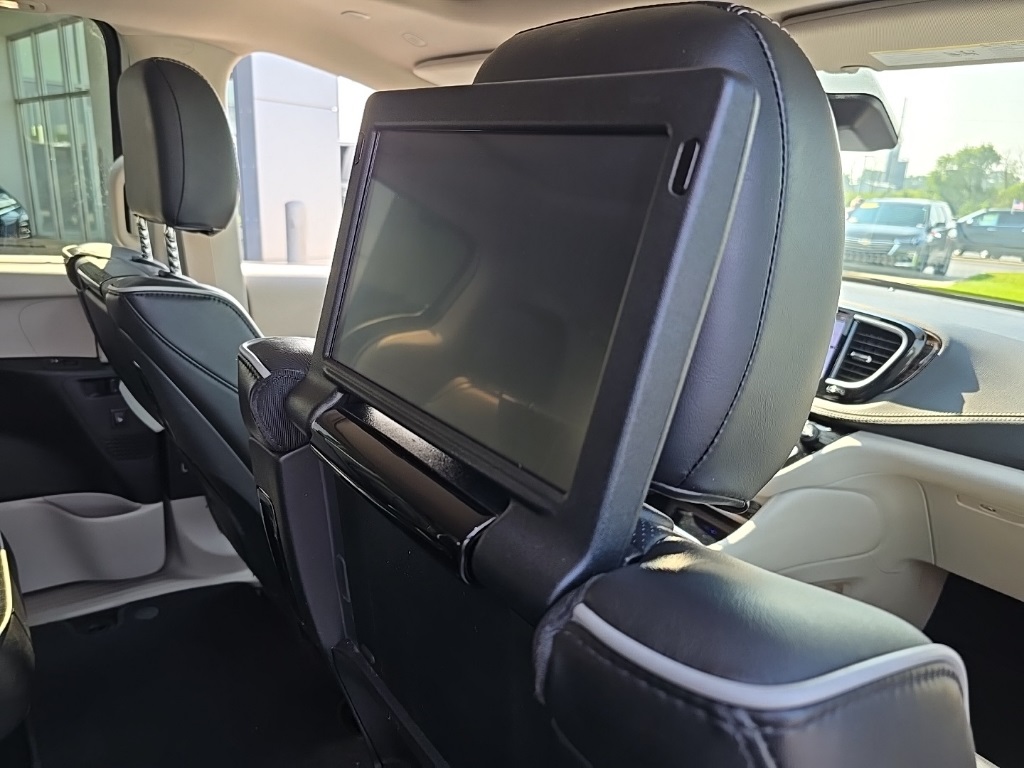 2022 Chrysler Pacifica Limited photo 16