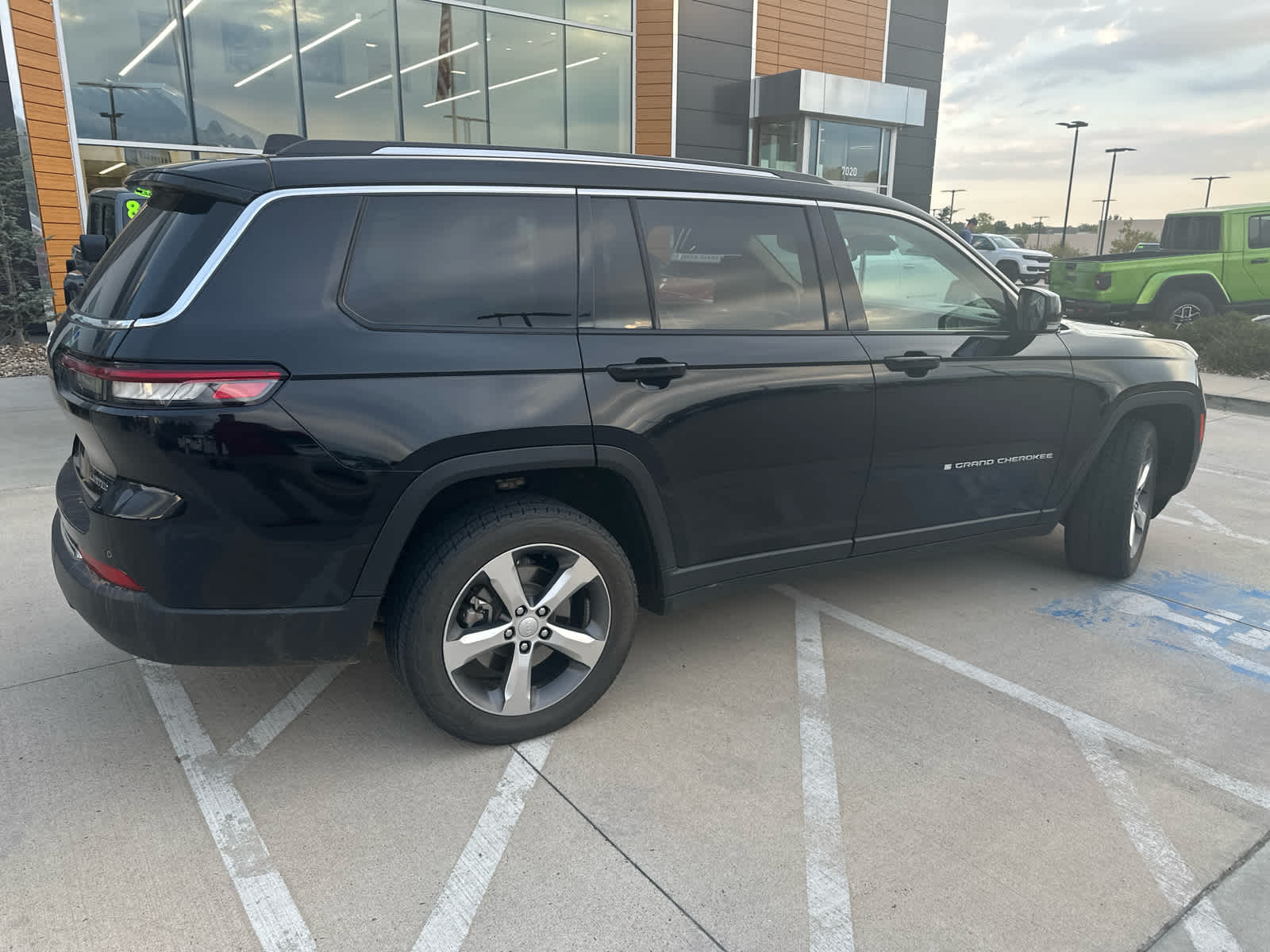 2022 Jeep Grand Cherokee Limited photo 2