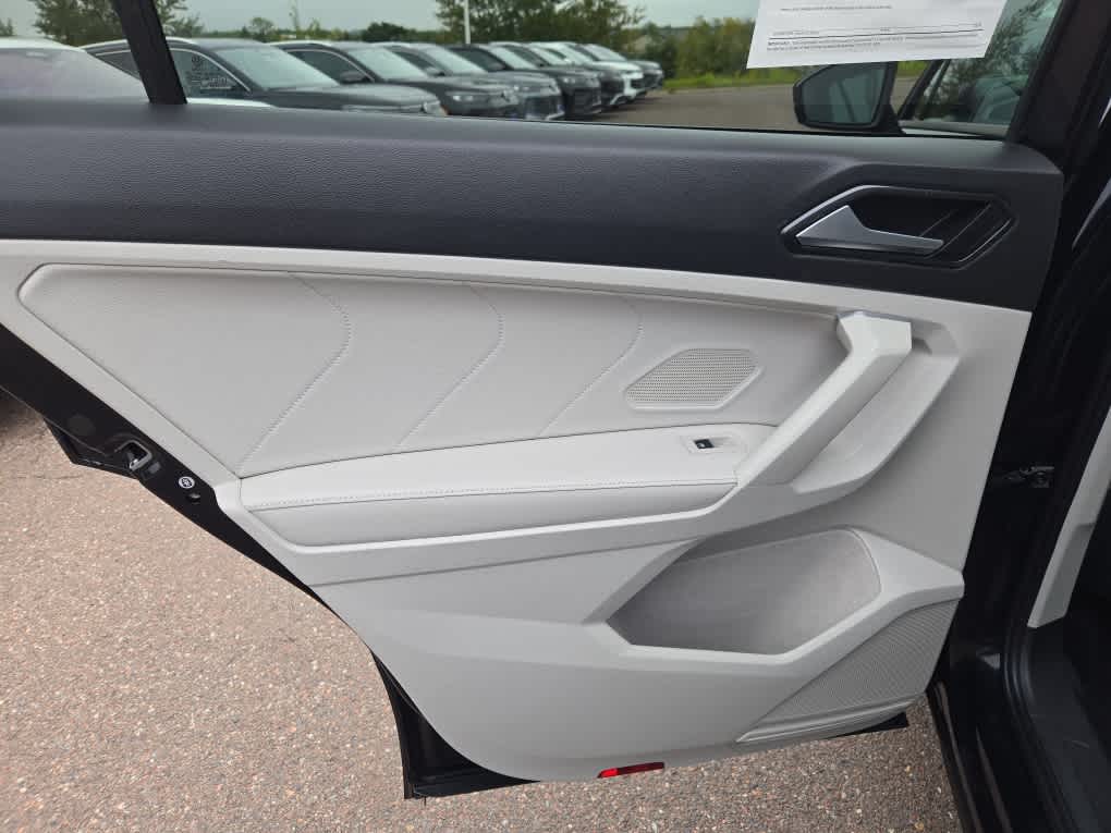 2023 Volkswagen Tiguan SE R-Line Black photo 27
