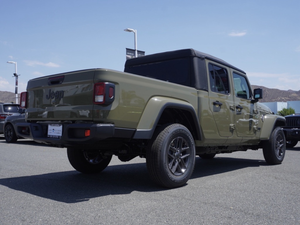 2025 Jeep Gladiator Sport photo 2