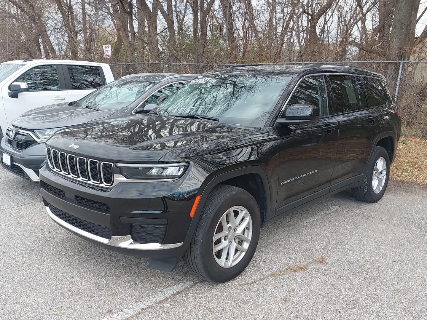 2023 Jeep Grand Cherokee Laredo photo 3