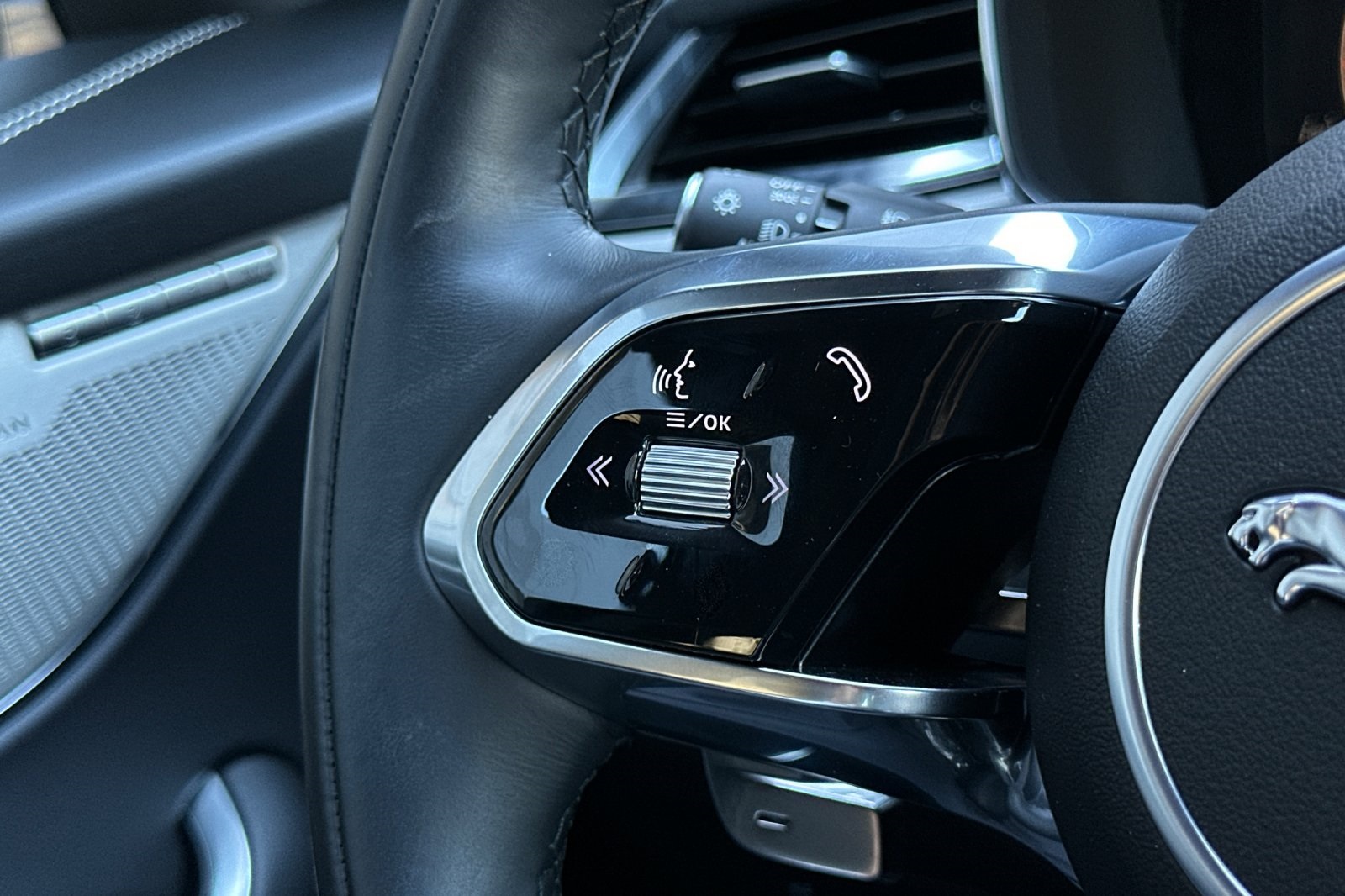 2025 Jaguar F-PACE P250 R-Dynamic S photo 25
