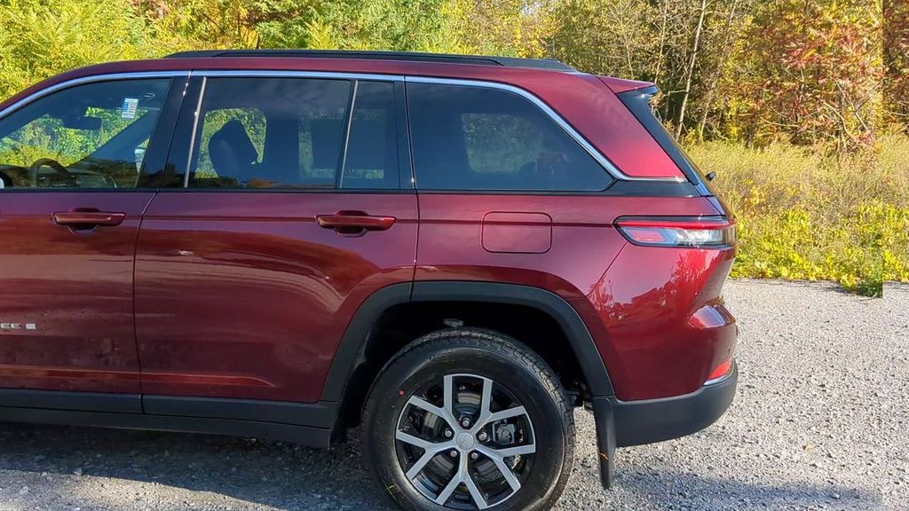 2025 Jeep Grand Cherokee Limited photo 3