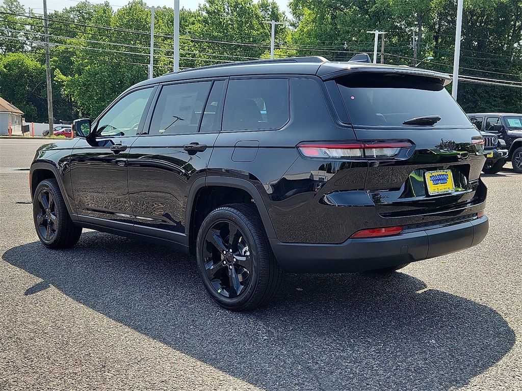 2025 Jeep Grand Cherokee Limited photo 3