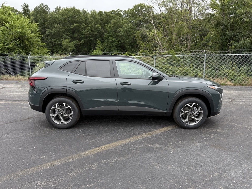 2025 Chevrolet Trax LT photo 2