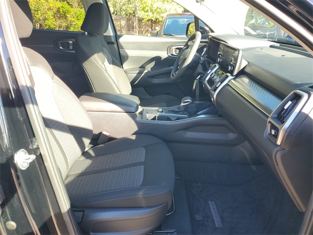 2023 Kia Sorento LX photo 3