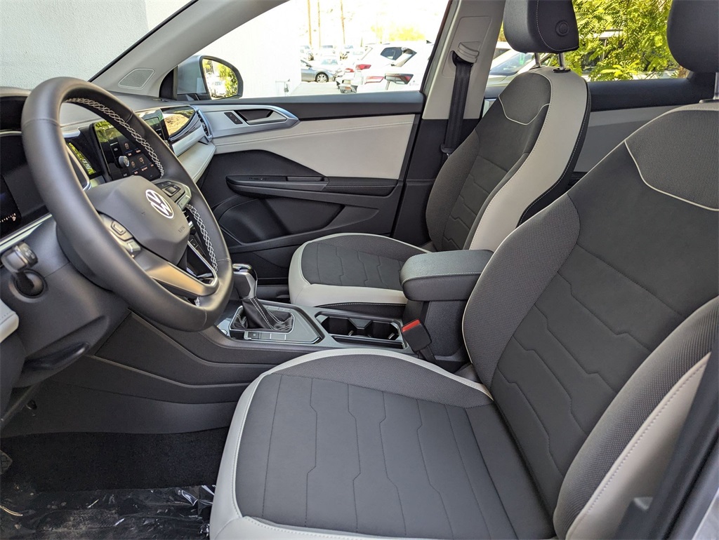 2025 Volkswagen Taos SE photo 15