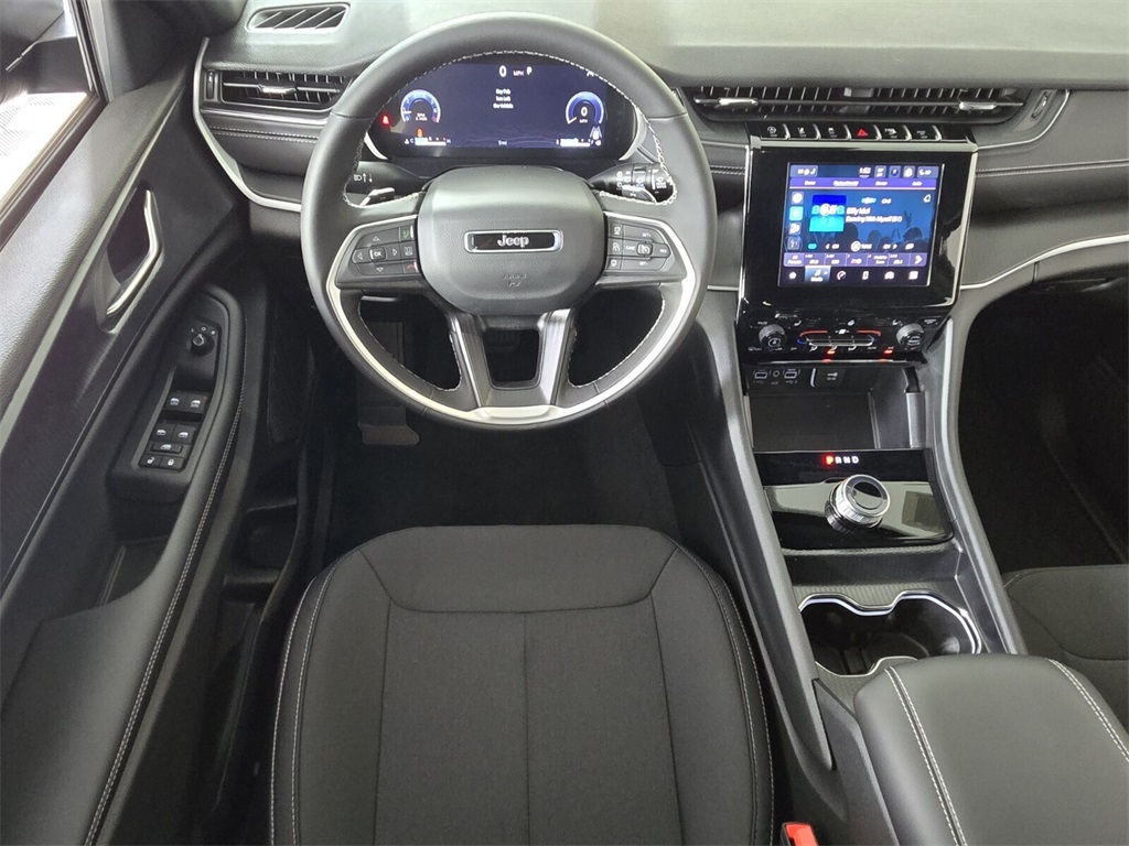 2025 Jeep Grand Cherokee Laredo photo 7