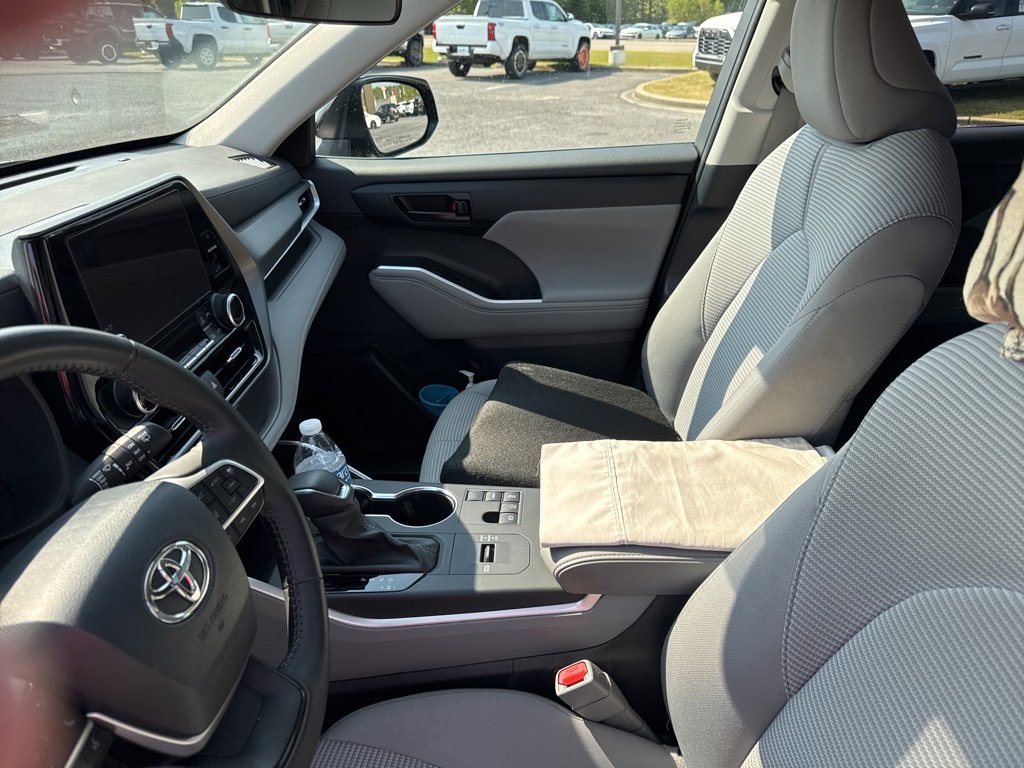 2024 Toyota Highlander LE photo 5