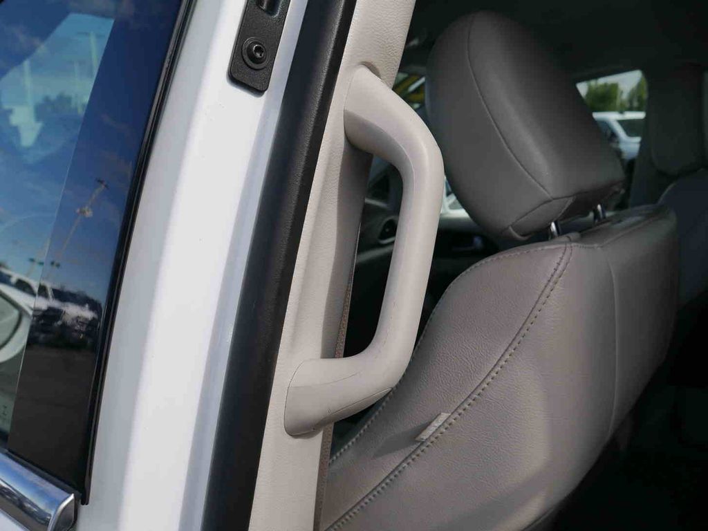 2021 Chrysler Pacifica Touring L photo 12