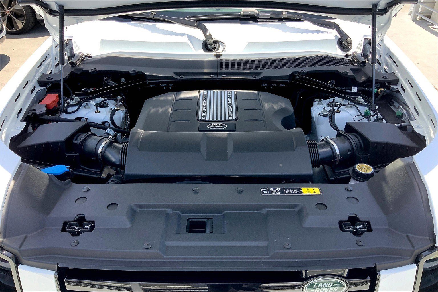 2025 Land Rover Defender 110 V8 photo 3