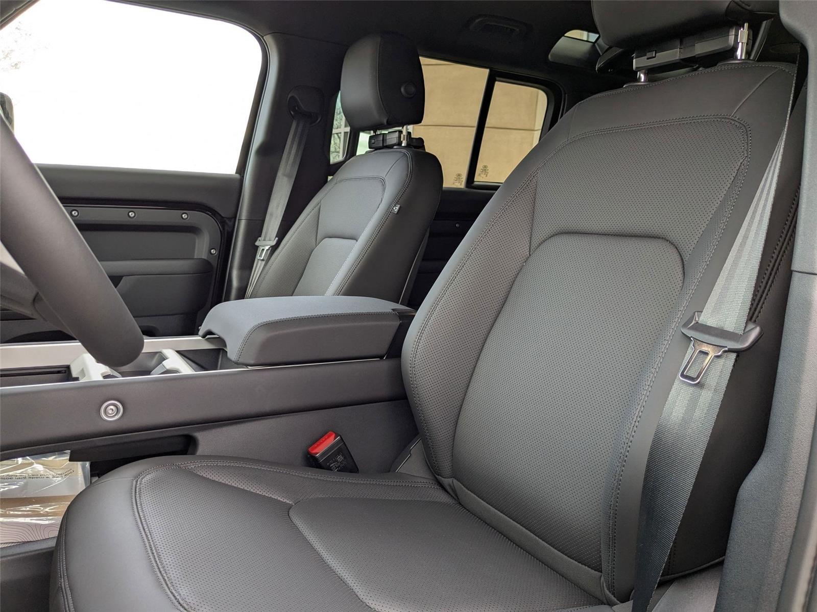 2025 Land Rover Defender 110 X-Dynamic SE photo 13