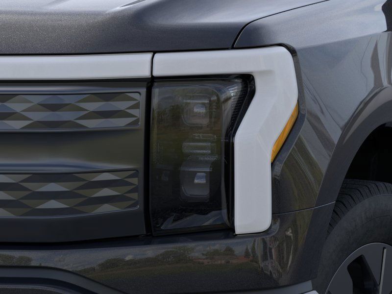 2025 Ford F-150 Lightning Lariat photo 17