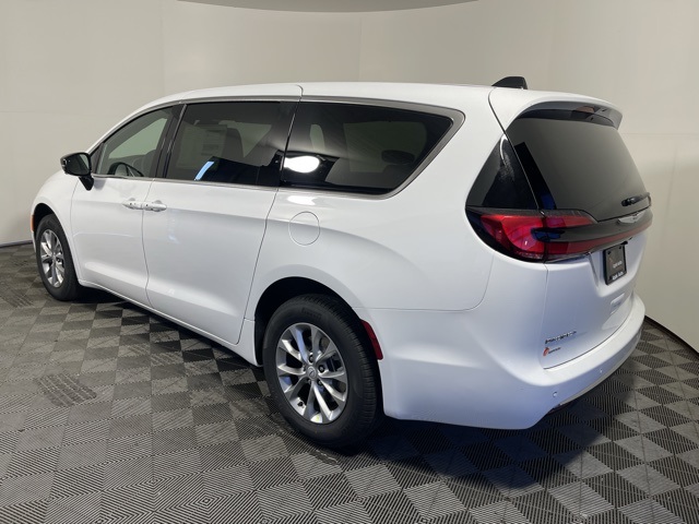 2026 Chrysler Pacifica photo 4