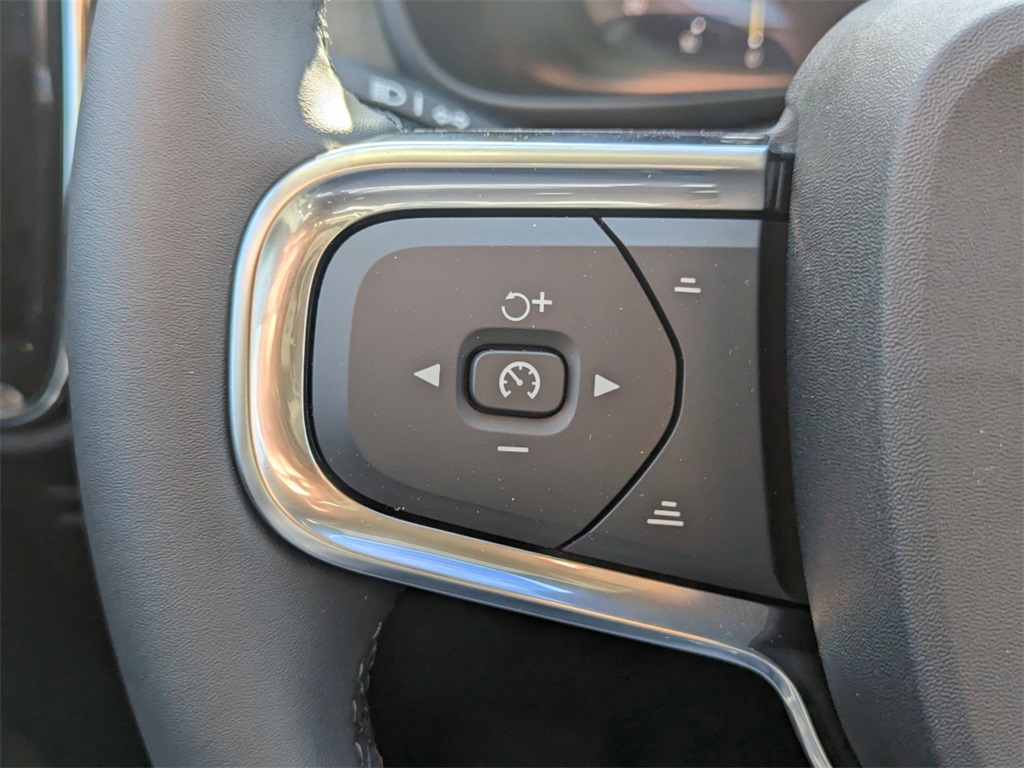 2025 Volvo XC40 Plus photo 14