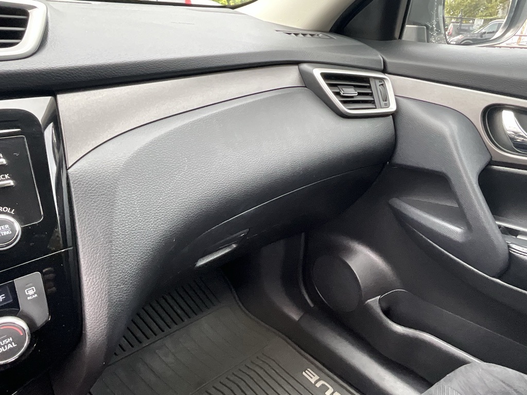 2014 Nissan Rogue SV photo 16