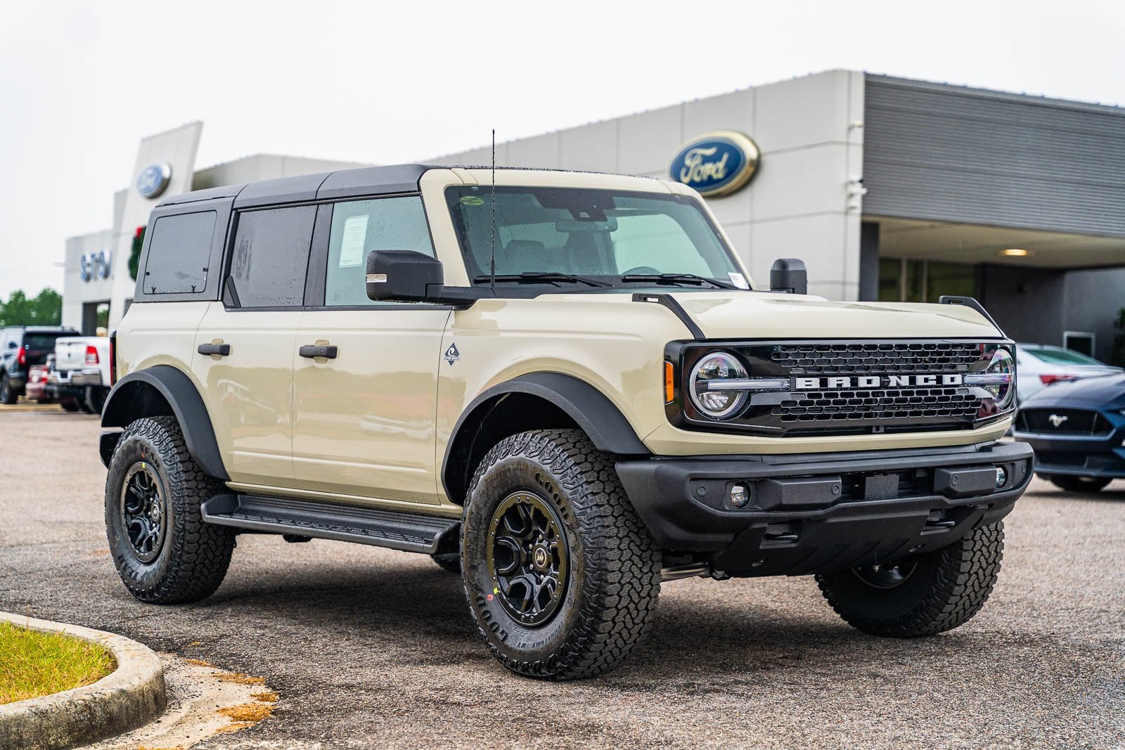 2025 Ford Bronco 4-Door Outer Banks's photo